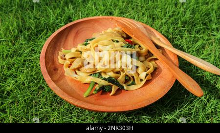 Kwetiau goreng è cinese indonesiano mescolato piatto di pasta di riso fritto fatto da kwetiau, mescolato fritto in olio di cottura con verdure, manzo e pollo. Foto Stock