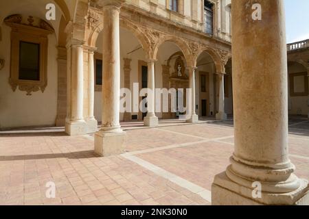 Il Collegio dei Gesuiti di Mazara, con il chiostro e la chiesa di Sant'Ignazio, è un importante complesso situato in Piazza Plebiscito, nel centro storico Foto Stock