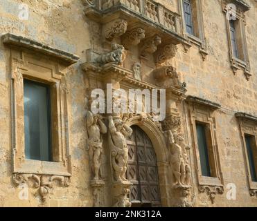 Il Collegio dei Gesuiti di Mazara, con il chiostro e la chiesa di Sant'Ignazio, è un importante complesso situato in Piazza Plebiscito, nel centro storico Foto Stock