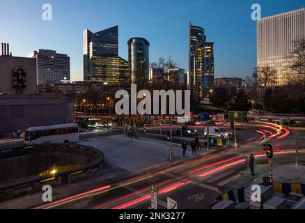 Saint Josse, Regione capitale di Bruxelles, Belgio - 08 2023 febbraio - il quartiere degli affari Pacheco al Boulevard Botanique con sentieri leggeri durante twili Foto Stock