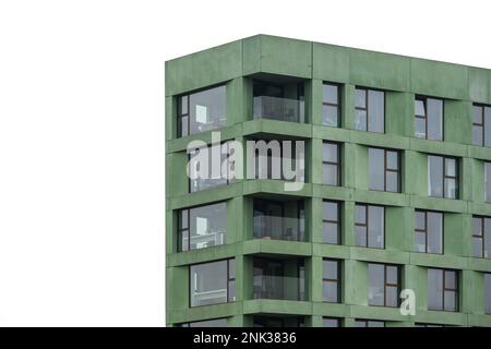 Leuven, Brabante Fiammingo, Belgio - Feb 11 2023 - facciata verde e balconi di un condominio in cemento Foto Stock