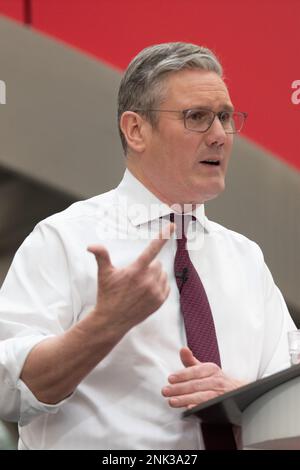 Keir Starmer lancia cinque missioni coraggiose per una migliore Gran Bretagna al 1 Angel Square, Manchester UK. Il leader laburista ha parlato di fronte ai colleghi del gabinetto ombra e ai politici con sede a manchester. Egli ha delineato lo scopo delle missioni come. "Significa fornire una chiara serie di priorità. Un'attenzione incessante alle cose che contano di più". Immagine: Garyroberts/worldwidefeatures.com Foto Stock