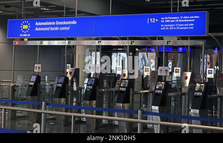 Controllo automatizzato delle frontiere con passaporto solo per l'UE , macchine automatiche Grenzkontrolle senza coda, all'aeroporto internazionale di Francoforte Foto Stock