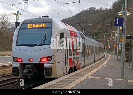 DB Regio Mitte EMU treno elettrico a Bacherach, piattaforma uno, Renania-Palatinato Foto Stock