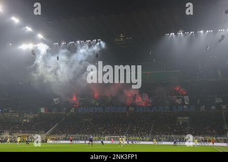 Milano, Italia. 22nd Feb, 2023. Tifosi del FC Internazionale durante la UEFA Champions League 2022/23 Round of 16 - prima tappa di calcio tra il FC Internazionale e il FC Porto allo Stadio Giuseppe Meazza, Milano, Italia il 22 febbraio 2023 Credit: Independent Photo Agency/Alamy Live News Foto Stock