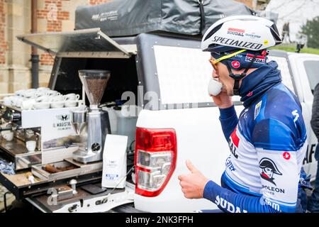 Belga Yves Lampaert di Soudal Quick-Step bere caffè durante la ricognizione della pista di questo fine settimana di una giornata di gara ciclistica Oloop Het Nieuwsblad, Giovedì 23 Febbraio 2023. FOTO DI BELGA JASPER JACOBS Foto Stock