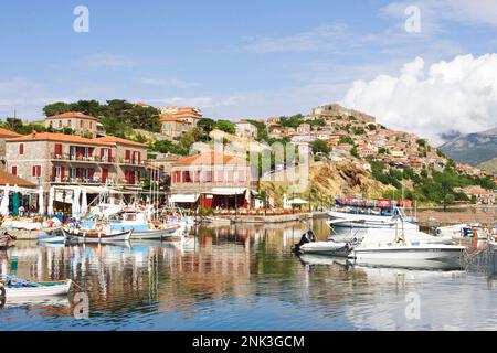 Bootjes in de haven van Molivos op Lesbo; barche nel porto di Molivos su Lesbo Foto Stock