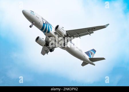 Heathrow, Londra - Febbraio 20th 2023: Egypt Air Airbus A320 Londra Heathrow Foto Stock