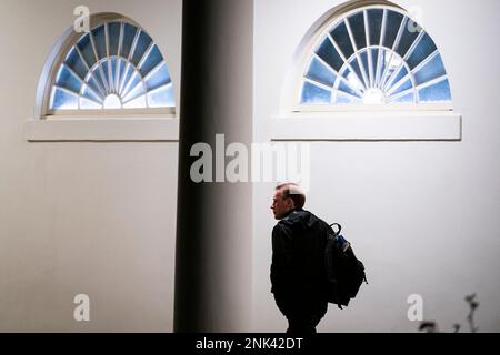 Washington, DC, Stati Uniti, 22 febbraio 2023. Jake Sullivan, consigliere della sicurezza nazionale della Casa Bianca, cammina sul colonnato dell'Ala Occidentale seguendo il presidente americano Joe Biden, non illustrato, è arrivato alla Casa Bianca a Washington, DC, Stati Uniti, mercoledì 22 febbraio, 2023. Biden ha detto che il presidente russo Putin ha commesso un "grande errore" sospendendo la partecipazione al trattato nucleare New START, la sua prima risposta diretta all'annuncio durante le brevi osservazioni di Varsavia di oggi.Credit: Al Drago/Pool via CNP /MediaPunch Foto Stock