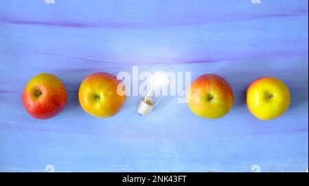 Idee fresche o concetto di trasformazione aziendale con una serie di lampadine e mela, start up, successo, lavoro di squadra e creatività concetto di business Foto Stock