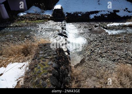 12 febbraio 2023, Yamanochi, Prefettura di Nagano, Giappone: Paesaggio generale natura scene di Jigokudani, o ''Hell's Valley'' una valle termale vulcanicamente attiva nelle Alpi Giapponesi conosciuta per ospitare Snow Monkey Park, casa delle Monkey Nagano famose in tutto il mondo che si tengono calde dalle sorgenti termali vulcaniche in una giornata invernale al di sotto della temperatura fredda. Jigokudani Yaen-Koen, o Parco delle scimmie delle nevi, è una popolare destinazione turistica. Situato nelle Alpi giapponesi, i visitatori possono osservare i macachi giapponesi o le scimmie della neve, rilassandosi nelle sorgenti termali di onsen durante i mesi invernali. Fauna selvatica, natura, w Foto Stock