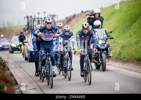 I piloti Soudal Quick-Step hanno mostrato in azione durante la ricognizione della pista di questo weekend della gara ciclistica di un giorno Omloop Het Nieuwsblad, giovedì 23 febbraio 2023. FOTO DI BELGA JASPER JACOBS Foto Stock