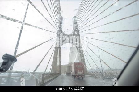 Saõ paulo-sp, brasile-febbraio 22,2023 tiete ponte sul fiume all'uscita della città in un giorno piovoso. Foto Stock