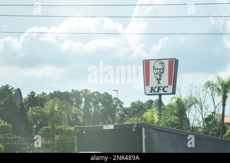 Saõ paulo-sp, brasile-febbraio 22,2023 sul consiglio di amministrazione è scritto il marchio kfc. Foto Stock