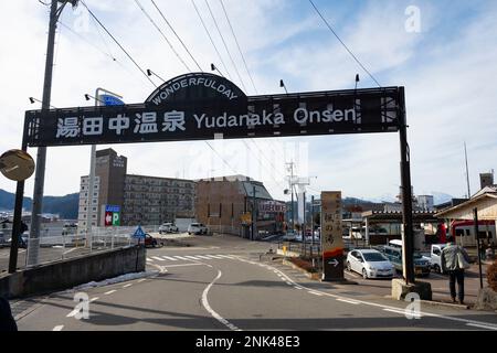 12 febbraio 2023, Yamanochi, Prefettura di Nagano, Giappone: Un segno di benvenuto a Yudanaka Onsen Town. Jigokudani, o ''Valle dell'Inferno'', una valle di sorgenti termali vulcanicamente attiva nelle Alpi Giapponesi conosciuta per ospitare il Parco delle scimmie delle nevi, casa delle scimmie delle nagane famose in tutto il mondo, che si riscaldano dalle sorgenti termali vulcaniche in una giornata invernale al di sotto della temperatura fredda. (Credit Image: © Taidgh Barron/ZUMA Press Wire) SOLO PER USO EDITORIALE! Non per USO commerciale! Foto Stock