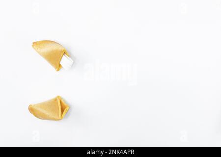 Cookie Fortune. Biscotti della fortuna rotti con la barbottina bianca isolata su fondo bianco. Cookie Fortune. Il concetto di rituali magici, raccontare fortuna. Co Foto Stock