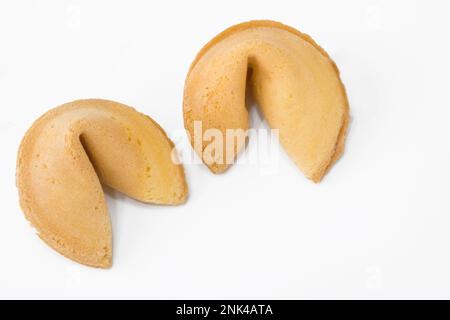 Fortune cookie isolato su sfondo bianco. Cookie Fortune. Il concetto di rituali magici, raccontare fortuna. Spazio di copia Foto Stock