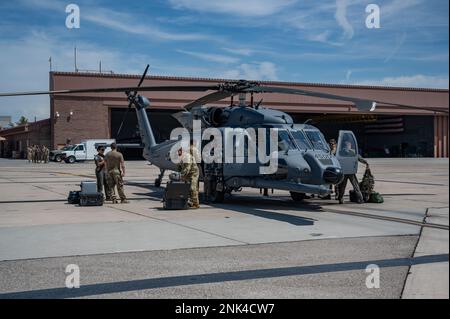 I militari della 66th Rescue Generation Squadron/Rescue Squadron accolgono un HH-60W il 11 agosto 2022 alla base dell'aeronautica militare di Nellis, Nevada. L'HH-60W è il nuovo modello di elicottero procurato dall'Aeronautica militare per sostituire l'HH-60G che è stato utilizzato come principale veicolo di ricerca e salvataggio di combattimento (CSR) nelle operazioni di combattimento, nelle richieste di SAR civile e in altri sforzi di sostegno in tutto il mondo. Foto Stock