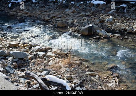 12 febbraio 2023, Yamanochi, Prefettura di Nagano, Giappone: Paesaggio generale natura scene di Jigokudani, o ''Hell's Valley'' una valle termale vulcanicamente attiva nelle Alpi Giapponesi conosciuta per ospitare Snow Monkey Park, casa delle Monkey Nagano famose in tutto il mondo che si tengono calde dalle sorgenti termali vulcaniche in una giornata invernale al di sotto della temperatura fredda. Jigokudani Yaen-Koen, o Parco delle scimmie delle nevi, è una popolare destinazione turistica. Situato nelle Alpi giapponesi, i visitatori possono osservare i macachi giapponesi o le scimmie della neve, rilassandosi nelle sorgenti termali di onsen durante i mesi invernali. Fauna selvatica, natura, w Foto Stock