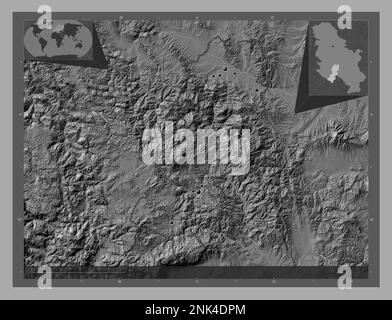 Raski, distretto della Serbia. Mappa altimetrica bilivello con laghi e fiumi. Posizioni delle principali città della regione. Mappe delle posizioni ausiliarie degli angoli Foto Stock