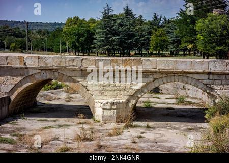 L'antico ponte Humpback, Harmanli, Bulgaria, paesaggio soleggiato, viaggio fotografia, vista parziale Foto Stock