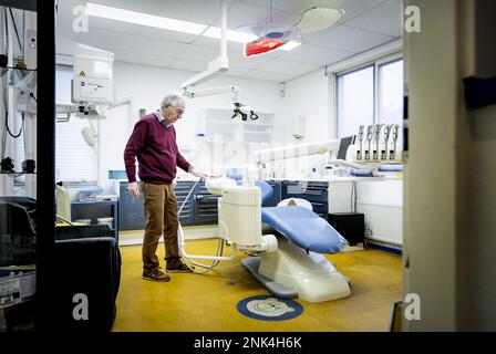 DEVENTER - la pratica di un dentista in pensione che dona i suoi mobili ai colleghi in Ucraina. Marinus-Jan van Koeveringe ha fermato la sua pratica 2,5 anni fa e si è reso conto che le cose che ha ancora, come una sedia di trattamento e (raggi X) attrezzature, possono servire perfettamente nel paese in cui la guerra è infuria da un anno ormai. ANP KOEN VAN WEEL netherlands out - belgium out Foto Stock