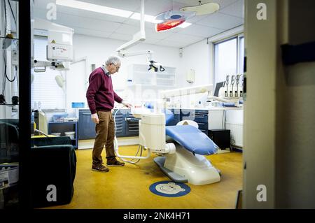 DEVENTER - la pratica di un dentista in pensione che dona i suoi mobili ai colleghi in Ucraina. Marinus-Jan van Koeveringe ha fermato la sua pratica 2,5 anni fa e si è reso conto che le cose che ha ancora, come una sedia di trattamento e (raggi X) attrezzature, possono servire perfettamente nel paese in cui la guerra è infuria da un anno ormai. ANP KOEN VAN WEEL netherlands out - belgium out Foto Stock