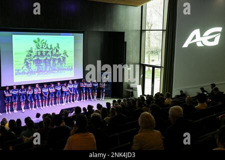 Bruxelles. 23/02/2023, l'illustrazione mostra l'inizio della presentazione del registro 2023 della squadra ciclistica femminile AG Insurance - Soudal Quick-Step, giovedì 23 febbraio 2023 a Bruxelles. BELGA FOTO TOM GOYVAERTS Foto Stock