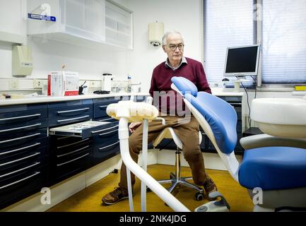 DEVENTER - la pratica di un dentista in pensione che dona i suoi mobili ai colleghi in Ucraina. Marinus-Jan van Koeveringe ha fermato la sua pratica 2,5 anni fa e si è reso conto che le cose che ha ancora, come una sedia di trattamento e (raggi X) attrezzature, possono servire perfettamente nel paese in cui la guerra è infuria da un anno ormai. ANP KOEN VAN WEEL netherlands out - belgium out Foto Stock