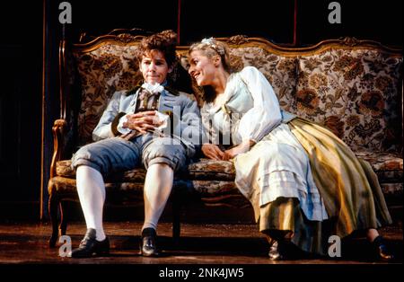 l-r: Ethna Robinson (Cherubino), Rosemary Joshua (Barbarina) nel MATRIMONIO DI FIGARO all'Opera Nazionale Inglese (ENO), London Coliseum, Londra WC2 05/1990 music: Wolfgang Amadeus Mozart libretto: Lorenzo da Ponte versione Inglese di Edward J Dent direttore: Michael Lloyd Set design: Patrick Robertson Costumi: Rosemary Vercoe illuminazione: David Hersey & Paul Taylor coreografo: Terry John Bates regista originale: Jonathan Miller revival regista: Rebecca Meitlis Foto Stock