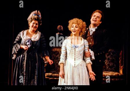 l-r: Anne Collins (Marcellina), Lesley Garrett (Susanna), Gregory Yurisich (Figaro) nel MATRIMONIO DI FIGARO all'Opera Nazionale Inglese (ENO), London Coliseum, Londra WC2 05/1990 musica: Wolfgang Amadeus Mozart libretto: Lorenzo da Ponte versione Inglese di Edward J Dent Direttore: Michael Lloyd scenografia: Patrick Robertson Vercoe costumi: Illuminazione: David Hersey & Paul Taylor coreografo: Terry John Bates regista originale: Jonathan Miller revival regista: Rebecca Meitlis Foto Stock