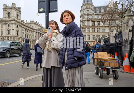 Londra, Inghilterra, Regno Unito. Turisti asiatici in Piazza del Parlamento Foto Stock