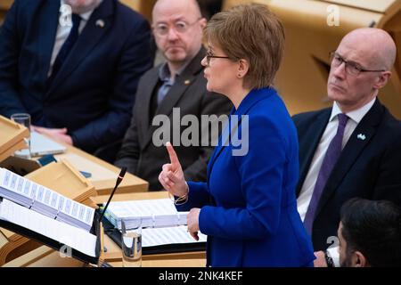 Edimburgo, Scozia, Regno Unito. 23rd Feb, 2023. NELLA FOTO: Nicola Sturgeon MSP, primo Ministro della Scozia e leader del Partito Nazionale Scozzese (SNP), che la scorsa settimana ha annunciato che si sta dimettendo come primo Ministro, inducendo un'offerta di leadership per le posizioni di SNP e primo Ministro. All'interno del Parlamento scozzese durante la sessione settimanale dei primi Ministri Domande sulla prima sessione di ritorno dopo Nicola Sturgeon MSP rassegnato. Credit: Colin D Fisher Credit: Colin Fisher/Alamy Live News Foto Stock