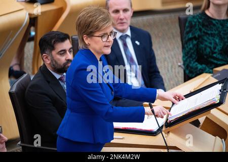 Edimburgo, Scozia, Regno Unito. 23rd Feb, 2023. NELLA FOTO: Nicola Sturgeon MSP, primo Ministro della Scozia e leader del Partito Nazionale Scozzese (SNP), che la scorsa settimana ha annunciato che si sta dimettendo come primo Ministro, inducendo un'offerta di leadership per le posizioni di SNP e primo Ministro. All'interno del Parlamento scozzese durante la sessione settimanale dei primi Ministri Domande sulla prima sessione di ritorno dopo Nicola Sturgeon MSP rassegnato. Credit: Colin D Fisher Credit: Colin Fisher/Alamy Live News Foto Stock