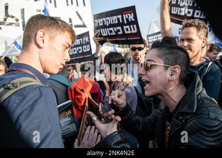 Israele. 20th Feb, 2023. Un argomento tra giovani religiosi ai manifestanti contro l'occupazione israeliana in Cisgiordania. Il cartello recita: “Non c’è democrazia con l’occupazione”. Più di cento hanno protestato mentre la Knesset supera la prima fase di approvazione della revisione legale israeliana. Feb 20th 2023. (Foto di Matan Golan/Sipa USA). Credit: Sipa USA/Alamy Live News Foto Stock