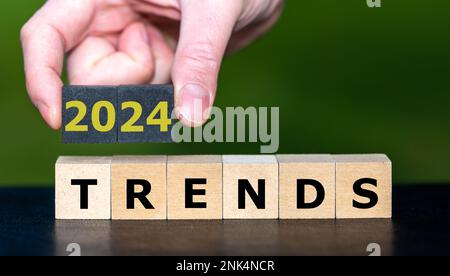 I cubi di legno formano l'espressione '2024 Trends'. Foto Stock