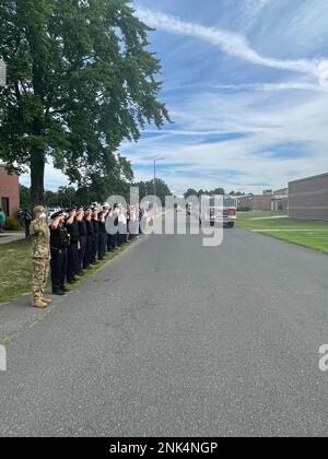 United States Air Force 104th Fighter Wing personale rendere un saluto a una parata di passaggio durante una cerimonia per il 9/11 Ground Zero Stati Uniti Bandiera 11 agosto 2022, alla base della Guardia Nazionale di Barnes Air, Massachusetts. La bandiera Ground Zero, che tre vigili del fuoco di New York hanno sollevato sopra le macerie del World Trade Center il 11 settembre 2001, è stata donata al National September 11th Memorial Museum in commemorazione degli attacchi, dove sarà ritirata il 2 novembre 2022. Foto Stock