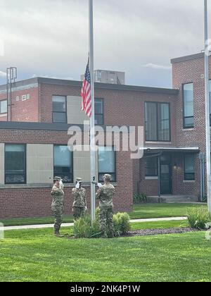 United States Air Force 104th Fighter Wing Airmen alzare la bandiera durante una cerimonia per il 9/11 Ground Zero US Bandiera 11 agosto 2022, alla base della Guardia Nazionale di Barnes Air, Massachusetts. La bandiera Ground Zero, che tre vigili del fuoco di New York hanno sollevato sopra le macerie del World Trade Center il 11 settembre 2001, è stata donata al National September 11th Memorial Museum in commemorazione degli attacchi, dove sarà ritirata il 2 novembre 2022. Foto Stock