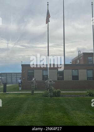 United States Air Force 104th Fighter Wing Airmen saluta la bandiera durante una cerimonia per il 9/11 Ground Zero US Bandiera 11 agosto 2022, alla base della Guardia Nazionale di Barnes Air, Massachusetts. La bandiera Ground Zero, che tre vigili del fuoco di New York hanno sollevato sopra le macerie del World Trade Center il 11 settembre 2001, è stata donata al National September 11th Memorial Museum in commemorazione degli attacchi, dove sarà ritirata il 2 novembre 2022. Foto Stock