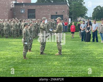 Un dettaglio della bandiera 104th Fighter Wing saluta la bandiera durante una cerimonia per gli Stati Uniti 9/11 Ground Zero Bandiera 11 agosto 2022, alla base della Guardia Nazionale di Barnes Air, Massachusetts. La bandiera Ground Zero, che tre vigili del fuoco di New York hanno sollevato sopra le macerie del World Trade Center il 11 settembre 2001, è stata donata al National September 11th Memorial Museum in commemorazione degli attacchi, dove sarà ritirata il 2 novembre 2022. Foto Stock