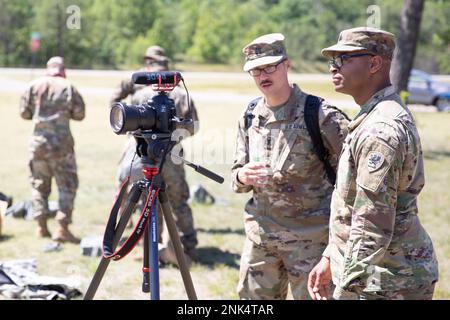 Cody Cass e Sgt. Dustin Stewart, 126th Theater Public Affairs Support Element, Jackson, Michigan, discutono l'intento di una video intervista con Marines di Marine Corps Combat Logistic Regiment (CLR) 4, Kansas City, Mar., il 11 agosto, 2022 durante lo Sciopero settentrionale presso il Centro di addestramento per le manovre congiunte del campo di Grayling a Grayling, Michigan. Northern Strike è stata progettata per sfidare oltre 7.400 membri del servizio con molteplici forme di formazione che migliorino l'interoperabilità tra partner multicomponente, multinazionali e interagenzie. Foto Stock