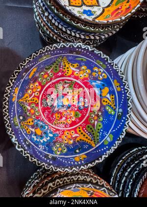 Noida, Uttar Pradesh, India - febbraio 2023: Pittura colorata fatta a mano del personaggio del dio indù su un piatto di ceramica. Messa a fuoco selettiva. Foto Stock