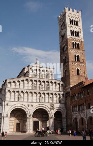 Una fotografia esterna del Duomo di Lucca, Cattedrale di San Martino a Lucca, Italia, visitata dai turisti in vacanza Foto Stock