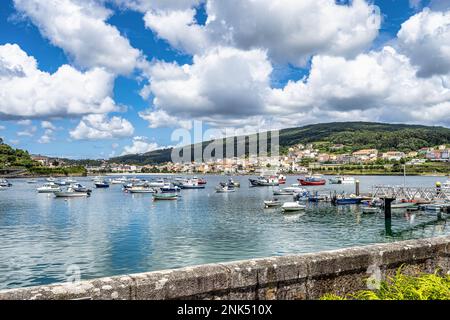 Corcubion, villaggio di Galizia vicino a Finisterre. Una Coruna Galizia in Spagna. Piccolo villaggio di pescatori a Rias Baixas famoso. Foto Stock