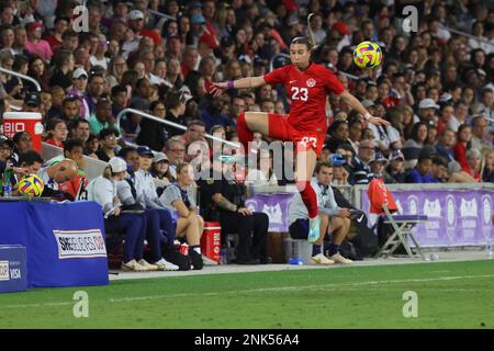 La centrocampista della nazionale canadese Jenna Hellstrom (23) salta in alto per abbattere un pallone all'Exploria Stadium il 16 febbraio 2023 a Orlando, Florida. Gli Stati Uniti sconfissero il Canada 2-0 nel match della SheBelieves Cup 2023 (credito: Paul Fong/Image of Sport) Foto Stock