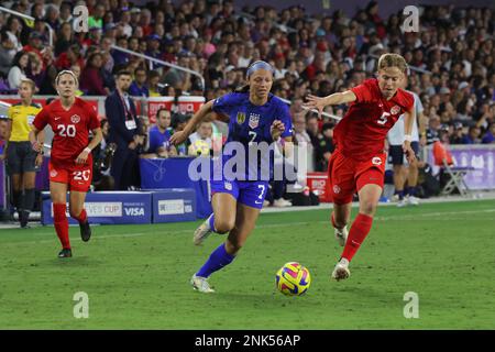 Ashley Hatch (7), attaccante della nazionale femminile degli Stati Uniti, cerca di superare la centrocampista della nazionale femminile del Canada Quinn (5) all'Exploria Stadium il 16 febbraio 2023 a Orlando, Florida. Gli Stati Uniti sconfissero il Canada 2-0 nel match della SheBelieves Cup 2023 (credito: Paul Fong/Image of Sport) Foto Stock