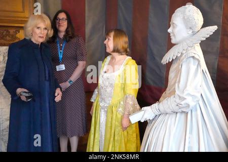 Il Queen Consort guarda ad una statua di Lady Mary Reade durante una visita per riaprire ufficialmente il recentemente rinnovato Boston Manor, a Brentford, nella parte ovest di Londra, mentre celebra il suo 400th° anniversario. La casa giacobina sarà presto aperta al pubblico e offre un centro di apprendimento per i bambini con più di 150 volontari, garantendo che la casa possa rimanere aperta sei giorni alla settimana. Data immagine: Giovedì 23 febbraio 2023. Foto Stock