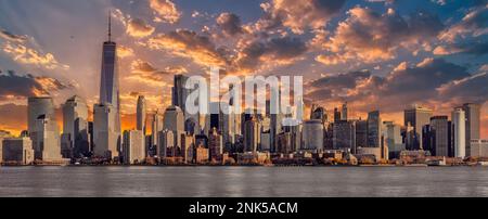 Incredibile vista panoramica dello skyline di New York e del grattacielo al tramonto. Splendida vista del centro di Manhattan. Foto Stock