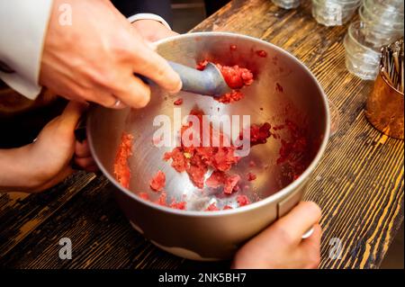 preparazione del gelato con le mani femminili dell'azoto liquido che tengono una ciotola nei fumi Foto Stock