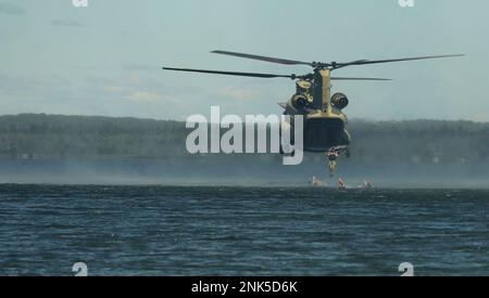 STATI UNITI Soldati dell'esercito con 20th Special Forces Group (Airborne), Alabama National Guard, e 2nd Squadron, 107th Cavallry Regiment, Ohio National Guard, Conducete operazioni di helocast da un elicottero CH-47 Chinook nel Lago Margrethe durante lo Sciopero settentrionale a Camp Grayling, Michigan, 11 agosto 2022. Northern Strike è progettato per sfidare circa 7.400 membri del servizio con molteplici forme di formazione che fanno progredire l'interoperabilità tra partner multicomponente, multinazionali e interagenzie. Foto Stock